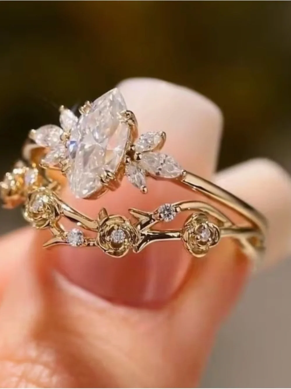 Elegant Gold Floral Marquise Cur Ring Set.